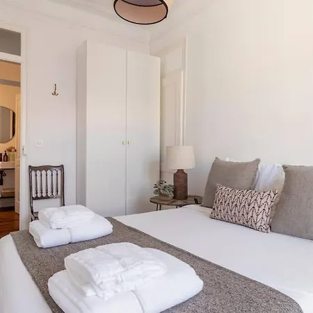 Casa Flores 4br + Office Space And A/c Apartment