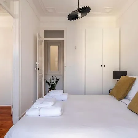 Apartment Casa Flores 4br + Office Space And A/c Lisbon