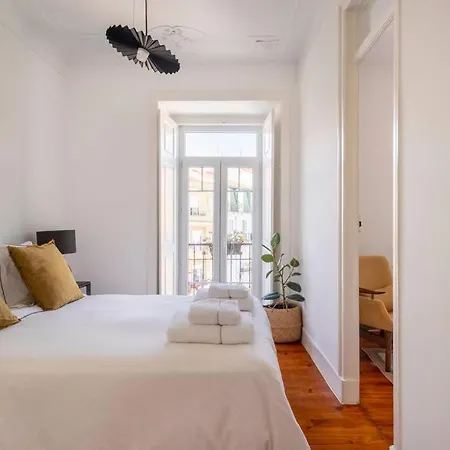 Apartment Casa Flores 4br + Office Space And A/c Lisbon