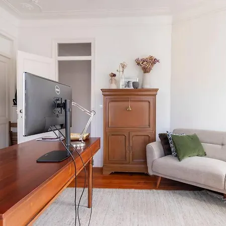 Appartamento Casa Flores 4br + Office Space And A/c Lisbona
