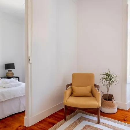 Apartment Casa Flores 4br + Office Space And A/c Lisbon
