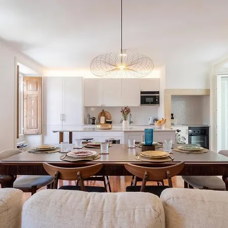 Apartment Casa Flores 4br + Office Space And A/c Lisbon