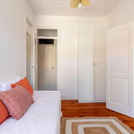 Casa Flores 4br + Office Space And A/c Lisbon