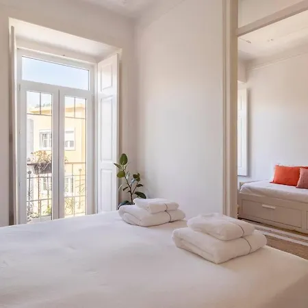 Apartment Casa Flores 4br + Office Space And A/c Lisbon