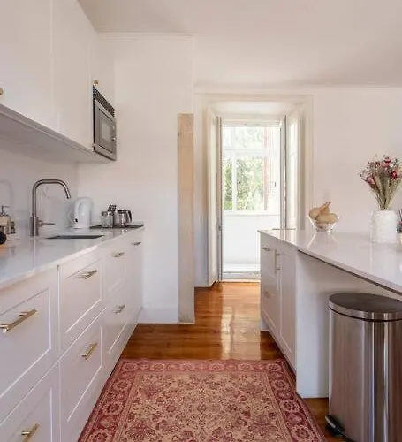 Casa Flores 4br + Office Space And A/c Apartment Lisbon