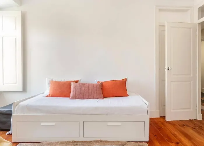 Apartment Casa Flores 4br + Office Space And A/c Lisbon