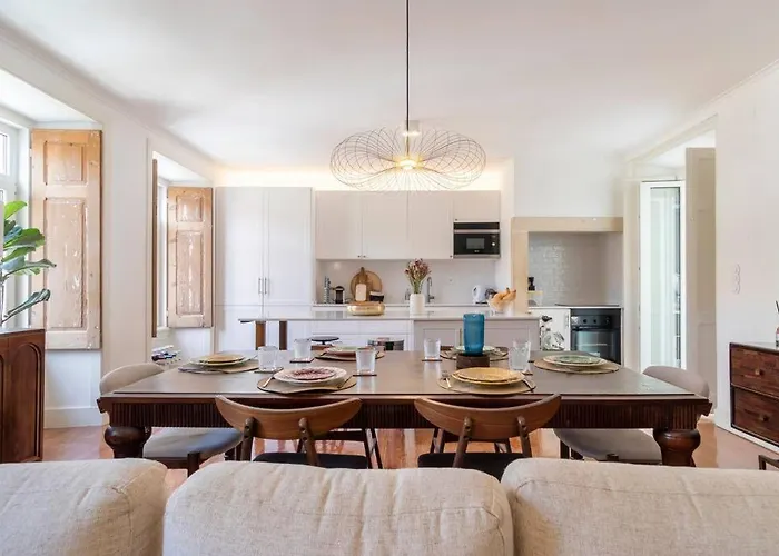 Apartment Casa Flores 4br + Office Space And A/c Lisbon
